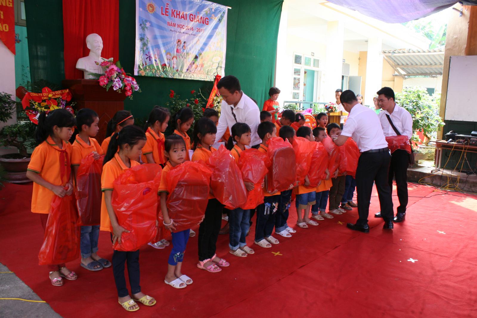 Bất động sản Tùng Lâm chung tay đưa trẻ đến trường
